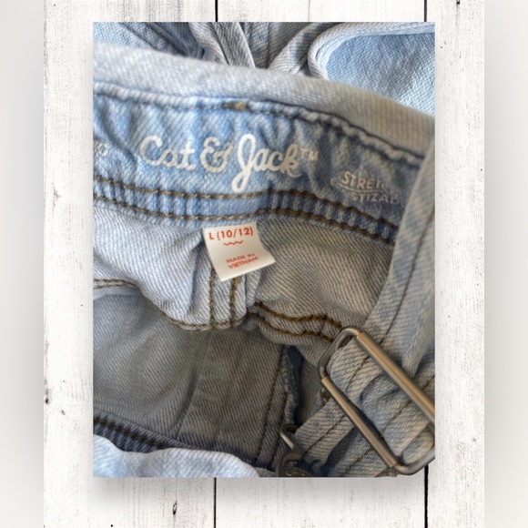 Cat and Jack girls Size L (10-12) Shorts Overalls.  Light wash Frayed Shorts - Picture 5 of 8